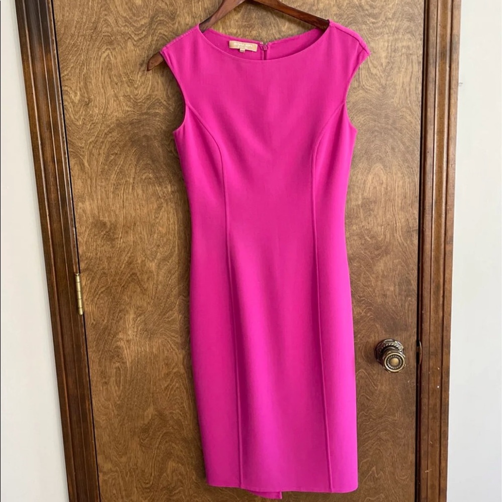 This dress is perfect for a weeding, party or night out. Size it’s 2-4